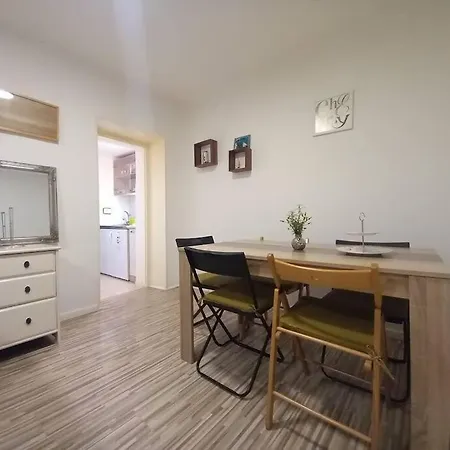 Yucca Apartment *